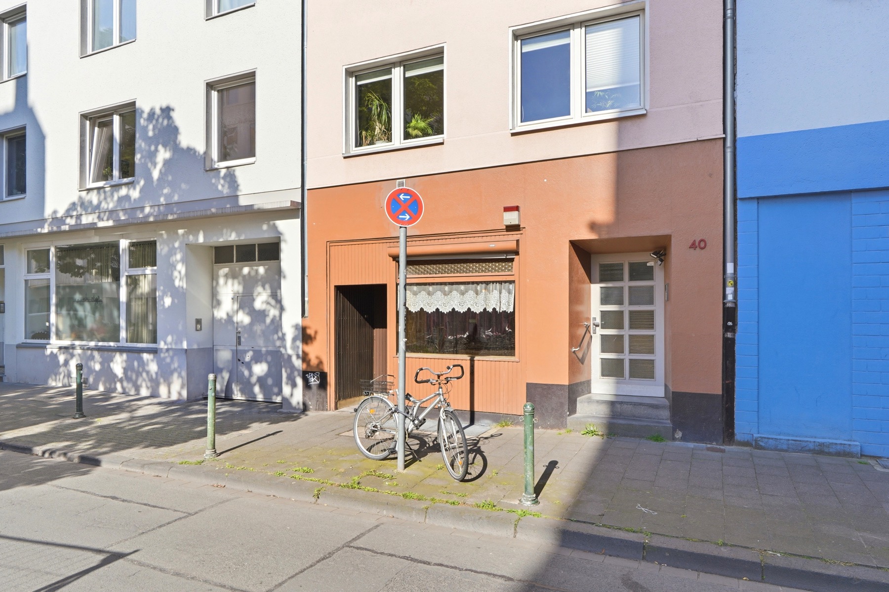 Facade of Jahnstraße 40 with the ground-floor shop front