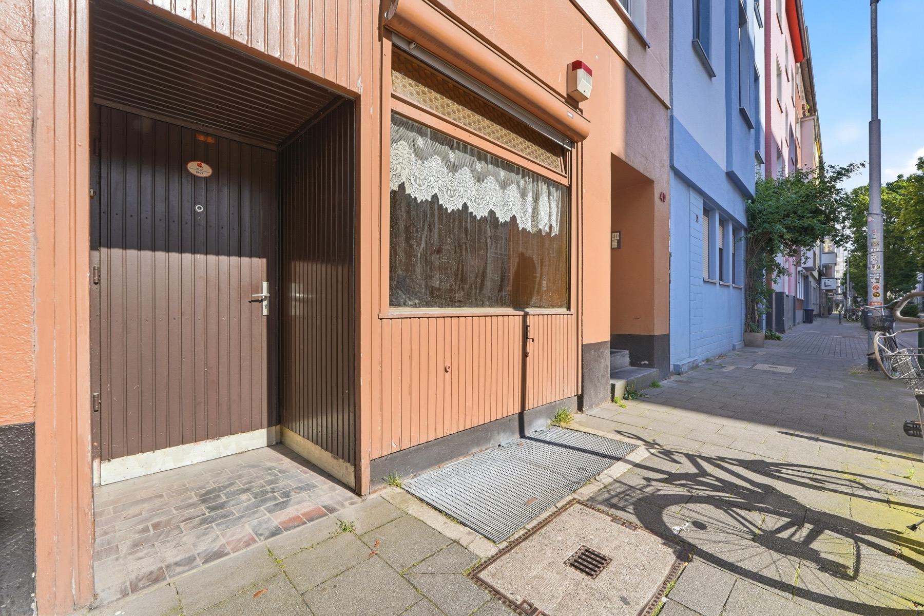 Shop entrance and window on Jahnstraße