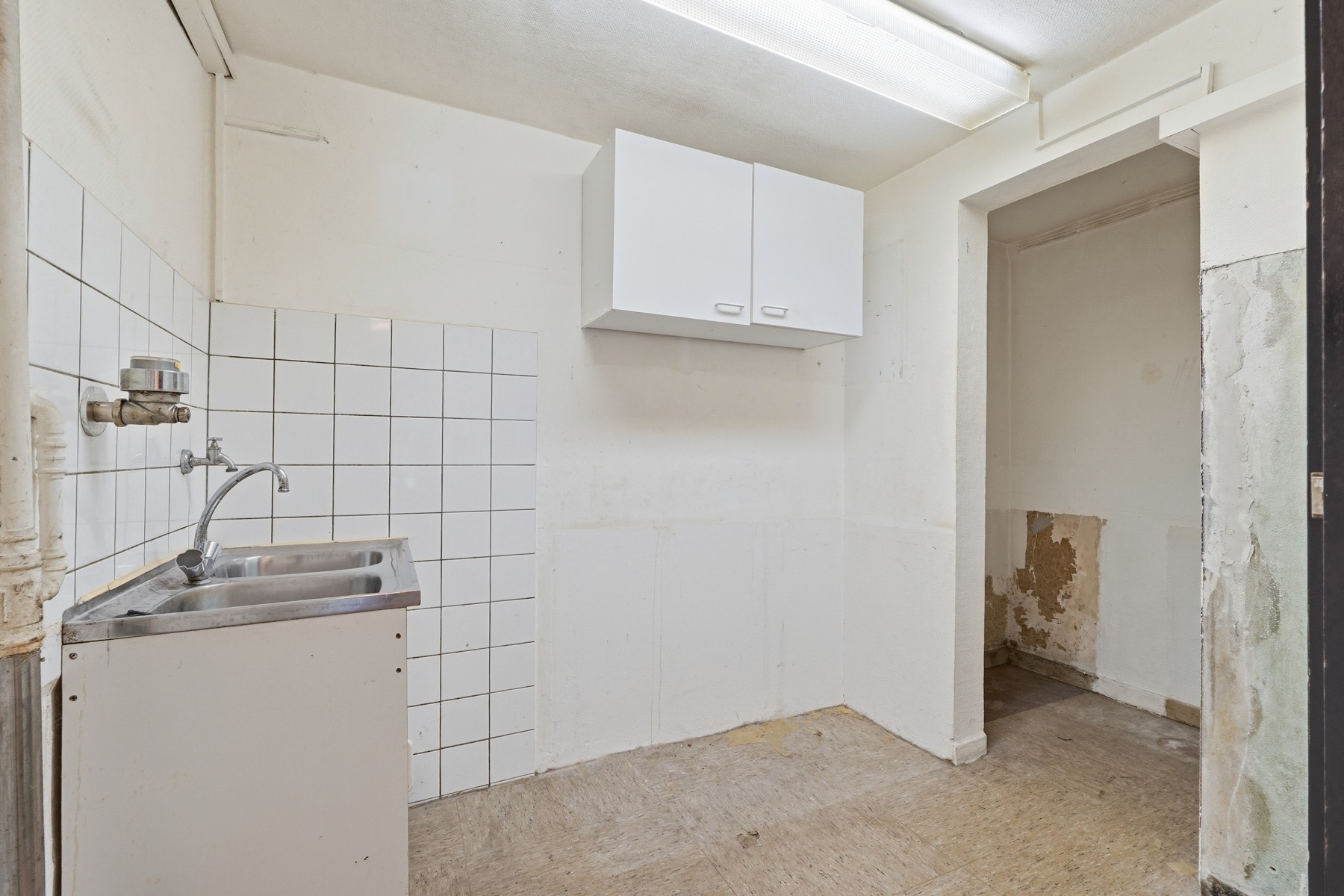 Kitchenette with sink and wall cabinet