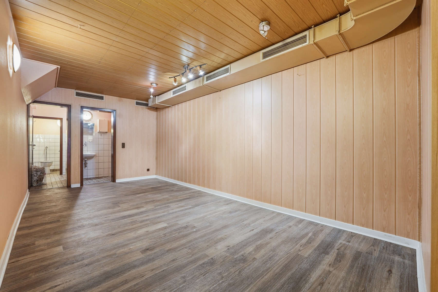 Main room with doors to the WCs